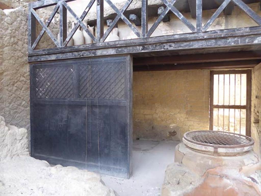 V.6. Herculaneum. September 2016. Looking towards north-east corner of shop and wooden partition with grating. Photo courtesy of Michael Binns.